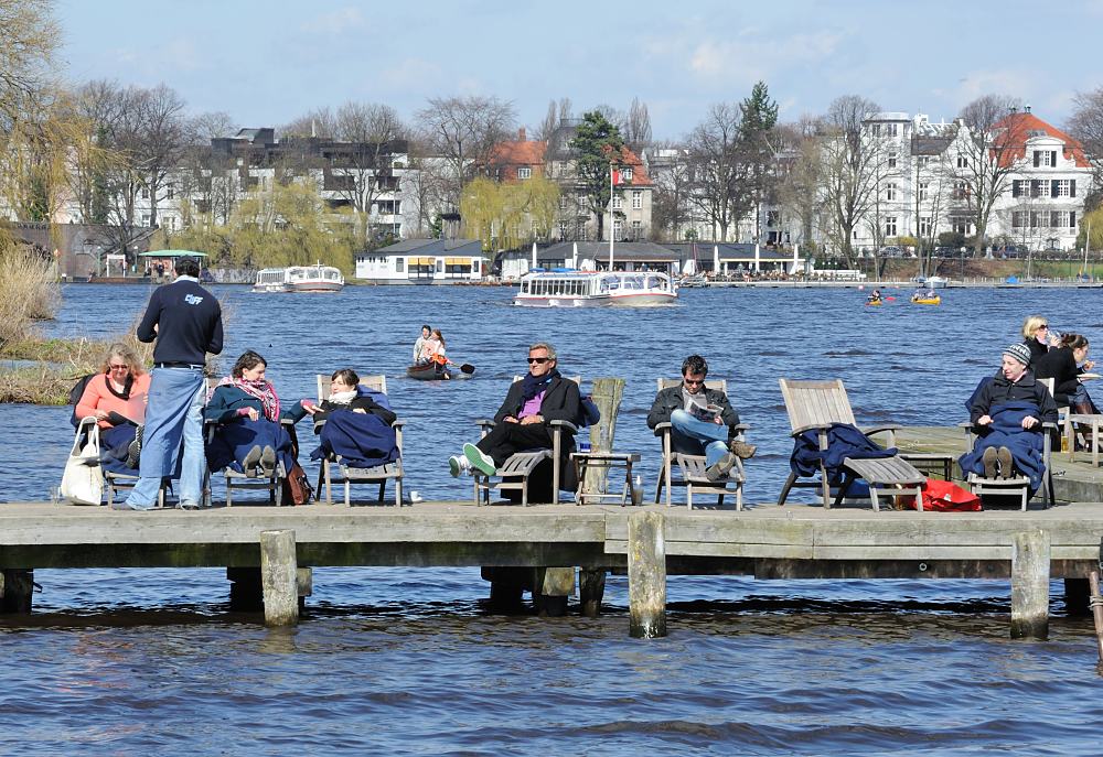1090_0670 Hamburger_innen sonnen sich in der Frühlingssonne in Liegestühlen auf einem Bootssteg. | Bilder vom Fruehling in Hamburg; Vol. 1